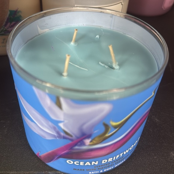 Bath & Body Works Ocean Driftwood Candle - Blue and Gold - Picture 2 of 2